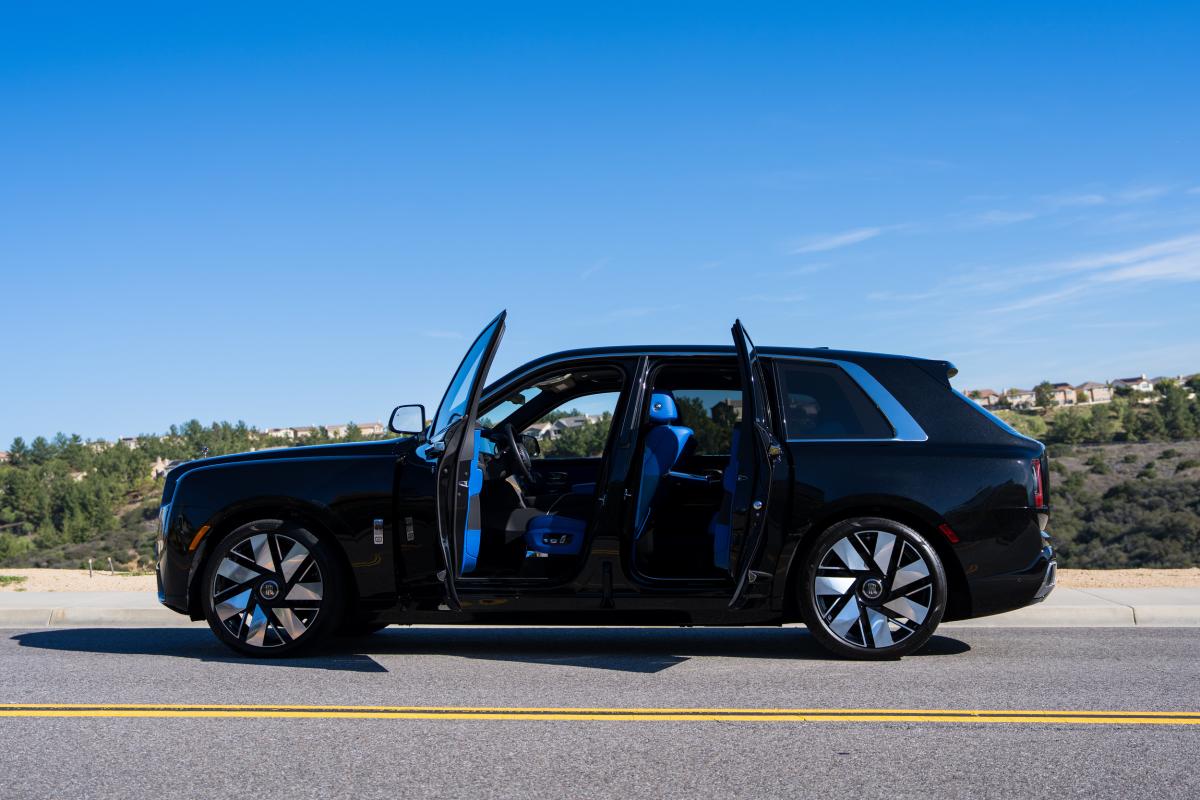 Rolls Royce Cullinan Series II Rental in Los Angeles Thumbnail 2