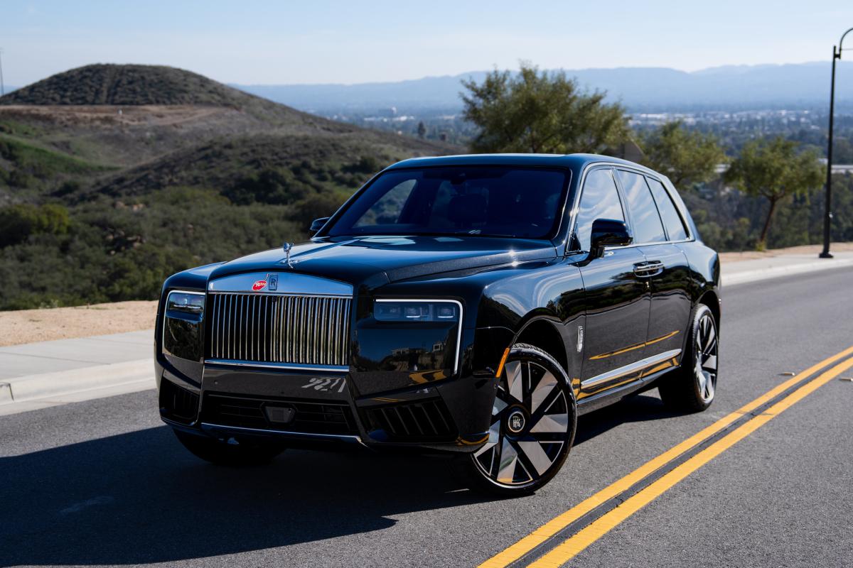 Rolls Royce Cullinan Series II Rental in Los Angeles Thumbnail 3