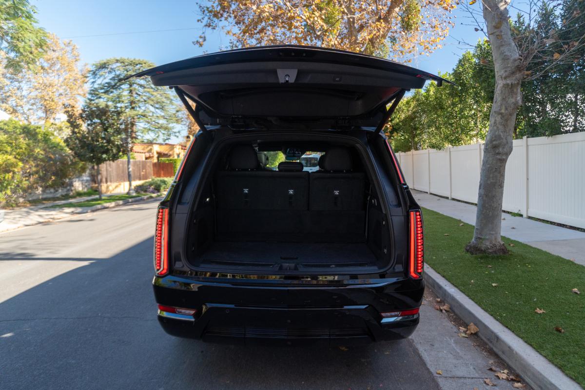 Chauffeur Driven Cadillac Escalde IQL EV 1000E4 Thumbnail 9