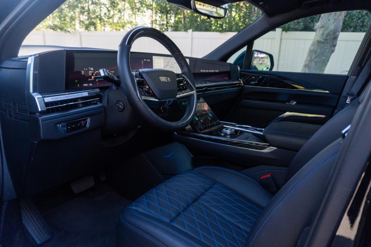 Chauffeur Driven Cadillac Escalde IQL EV 1000E4 Thumbnail 10