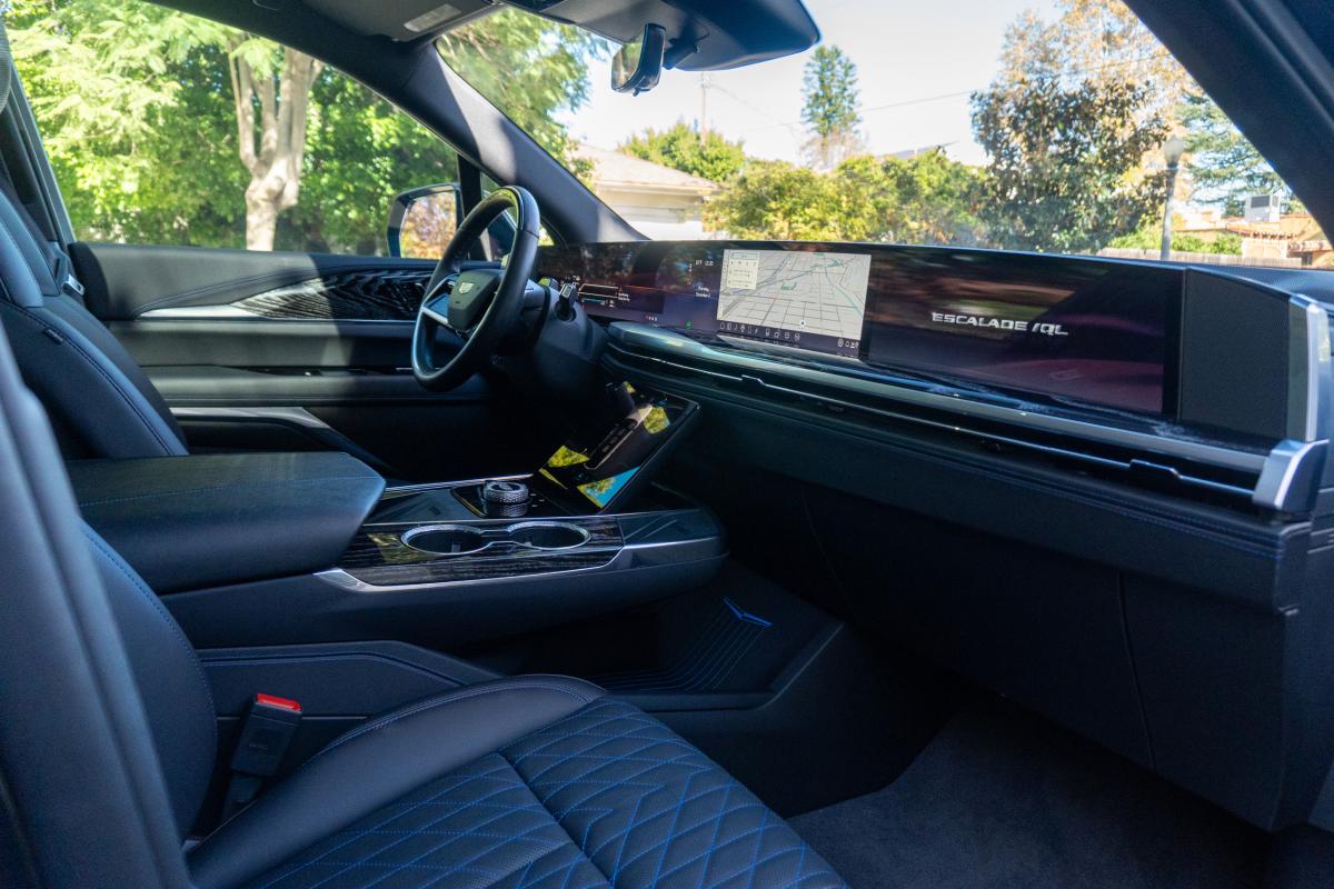 Chauffeur Driven Cadillac Escalde IQL EV 1000E4 Thumbnail 11