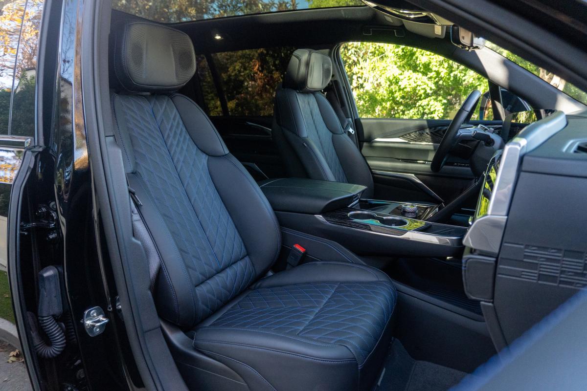 Chauffeur Driven Cadillac Escalde IQL EV 1000E4 Thumbnail 12