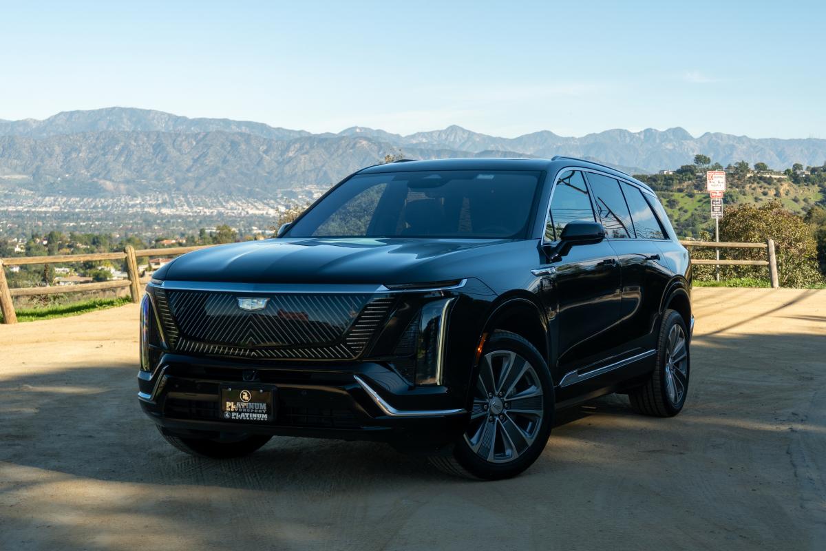 Chauffeur Driven Cadillac EV Vistiq 900 E4 Thumbnail 3