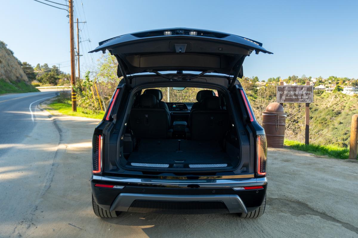 Chauffeur Driven Cadillac EV Vistiq 900 E4 Thumbnail 8