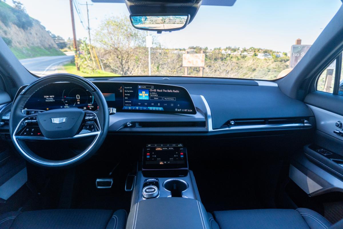 Chauffeur Driven Cadillac EV Vistiq 900 E4 Thumbnail 9