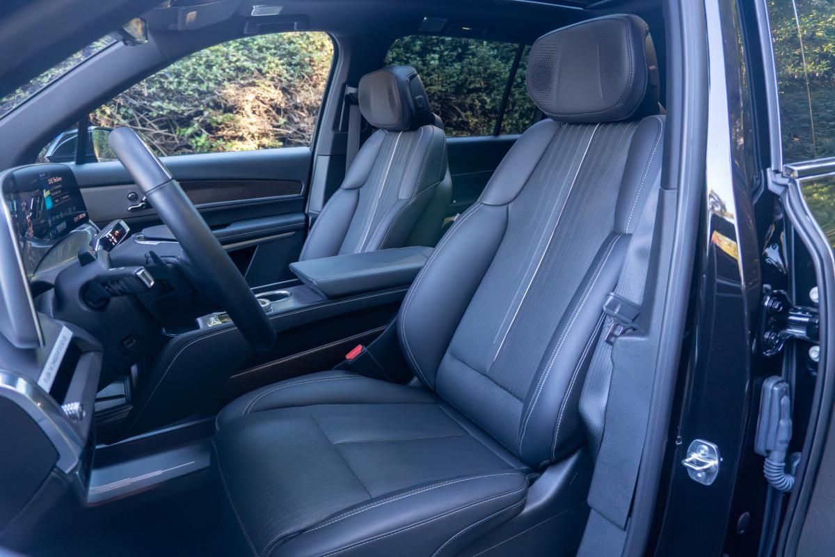 Chauffeur Driven Cadillac EV Vistiq 900 E4 Thumbnail 10