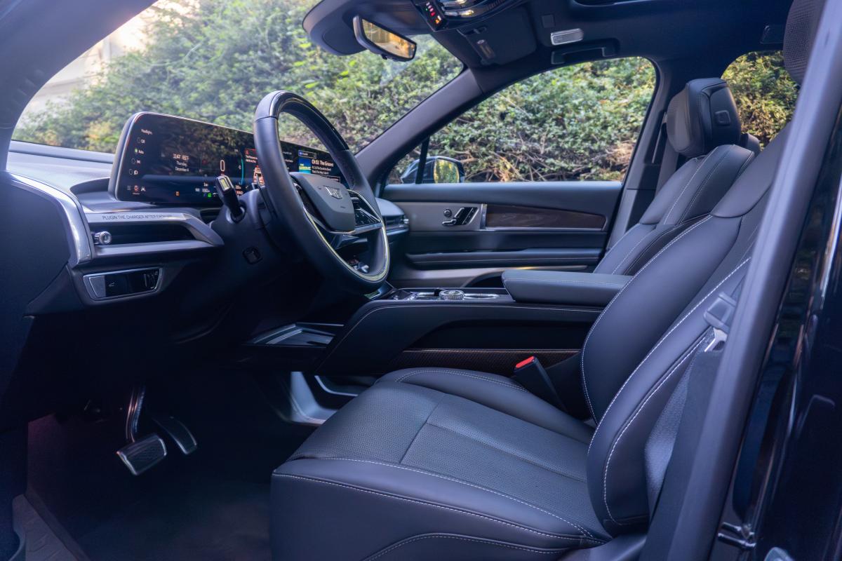 Chauffeur Driven Cadillac EV Vistiq 900 E4 Thumbnail 11