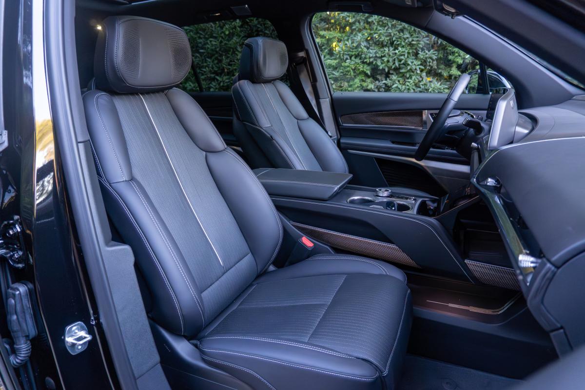 Chauffeur Driven Cadillac EV Vistiq 900 E4 Thumbnail 12