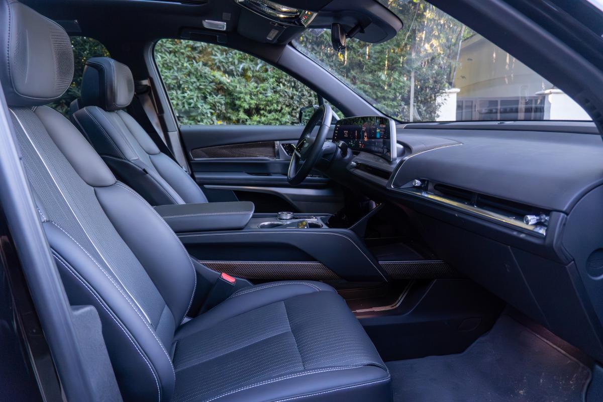 Chauffeur Driven Cadillac EV Vistiq 900 E4 Thumbnail 13