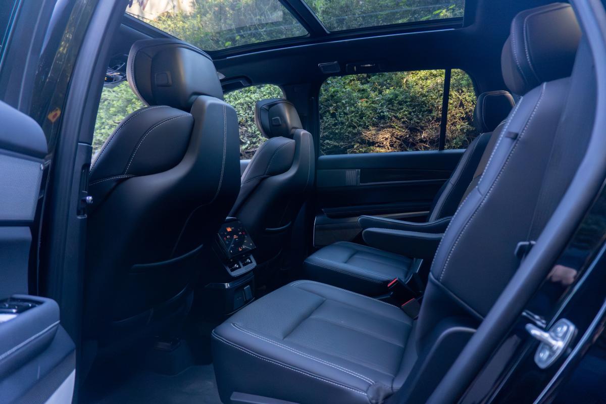 Chauffeur Driven Cadillac EV Vistiq 900 E4 Thumbnail 16