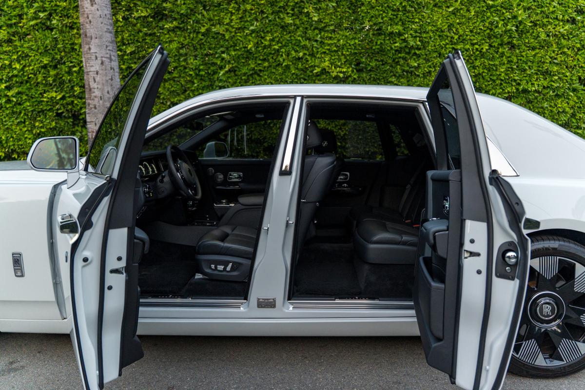 Chauffeur-Driven Rolls-Royce Phantom Series II Service in LA	 Thumbnail 11