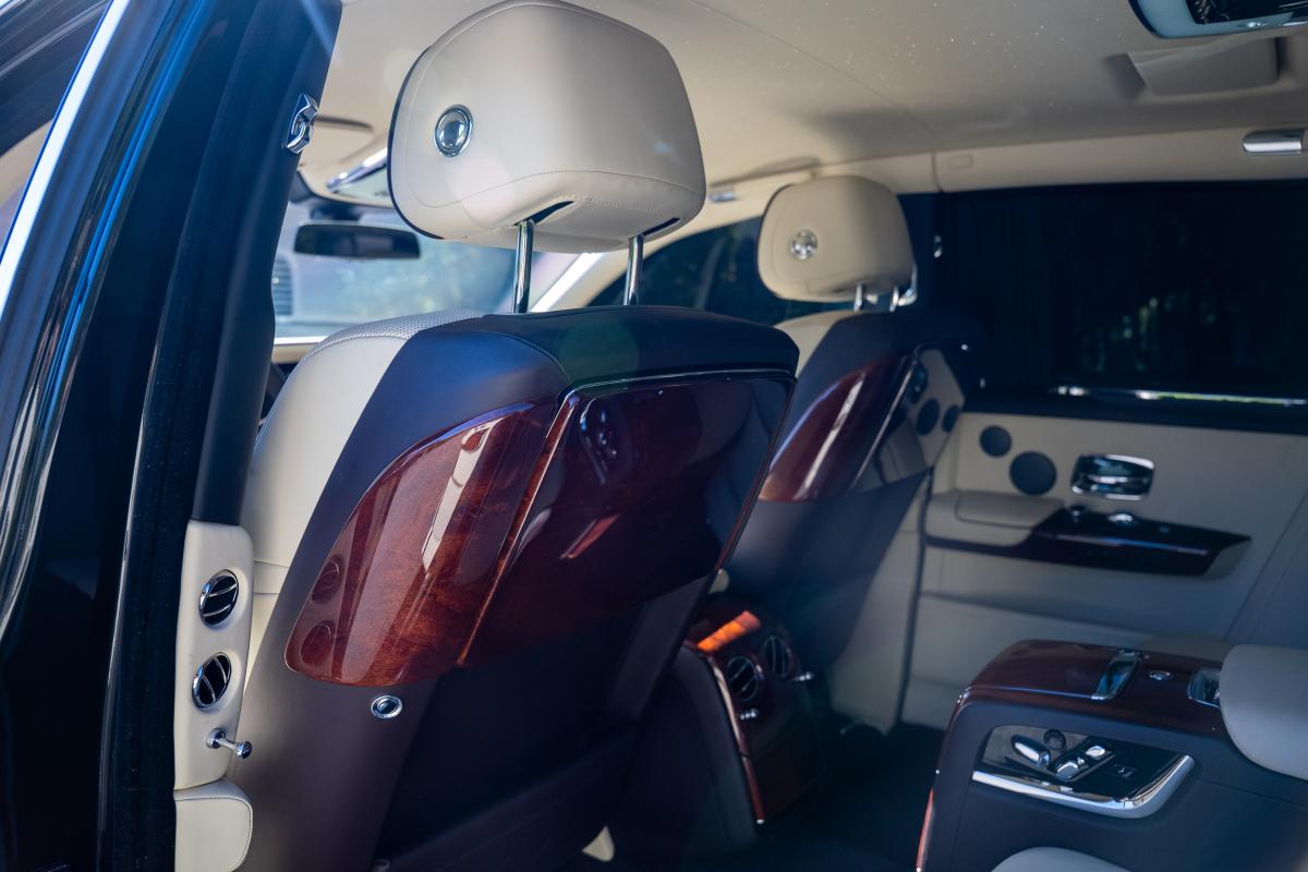 Chauffeur-Driven Rolls-Royce Phantom Series I Service in LA Thumbnail 10