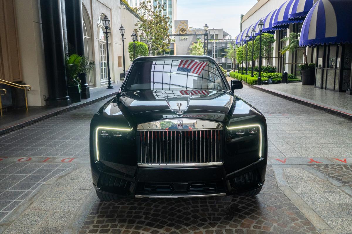 Chauffeur-Driven Rolls-Royce Cullinan Service in LA Thumbnail 1