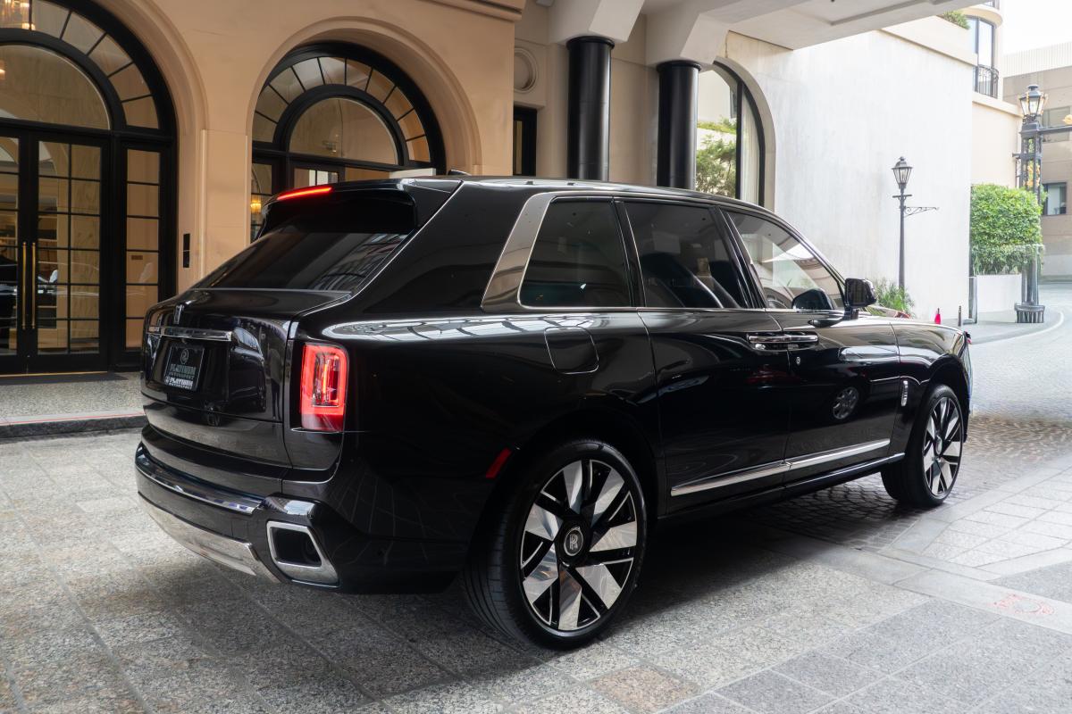 Chauffeur-Driven Rolls-Royce Cullinan Service in LA Thumbnail 4