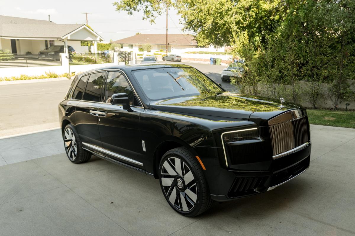 Chauffeur-Driven Rolls-Royce Cullinan Service in LA Thumbnail 3