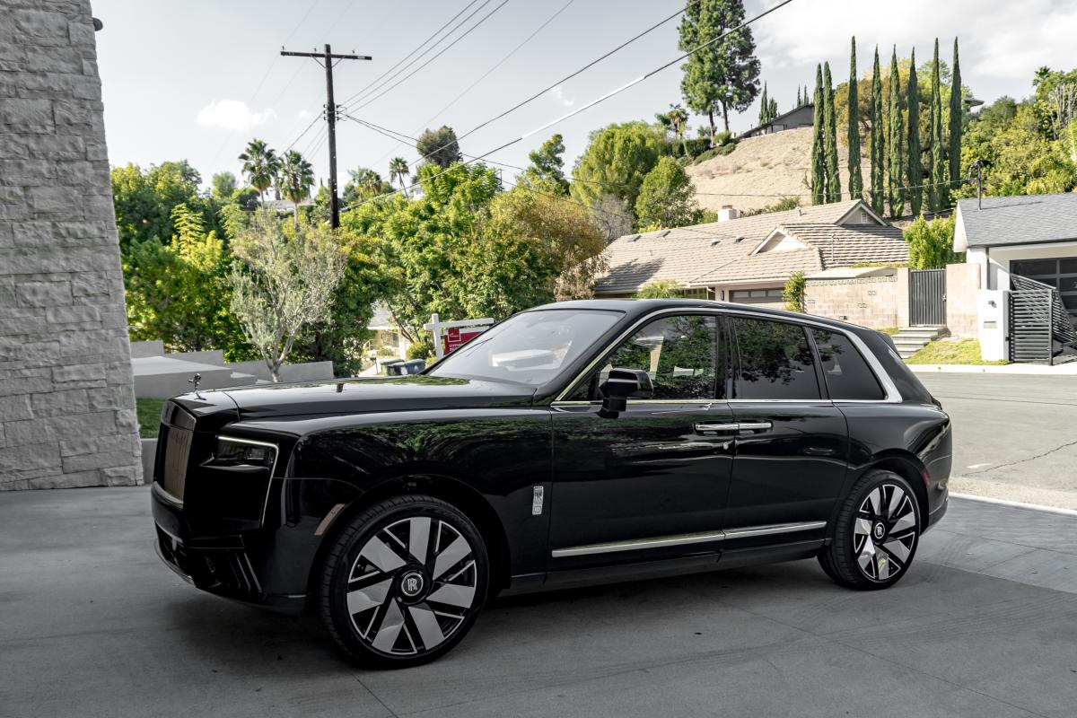 Chauffeur-Driven Rolls-Royce Cullinan Service in LA Thumbnail 8