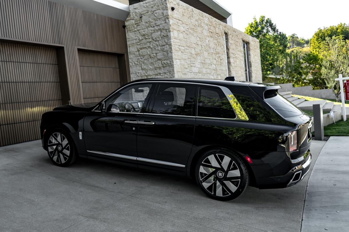 Chauffeur-Driven Rolls-Royce Cullinan Service in LA Thumbnail 9